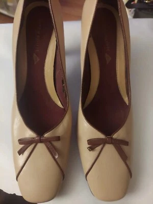 Zapatos de salón Easy Spirit de cuero beige con tacón de gatito talla 8M Foto 1 de 4