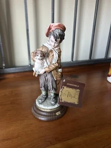Figura italiana de porcelana B. Merli 1981 niño sosteniendo una escultura de perro - Imagen 1 de 9