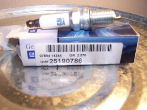 Chevrolet GM OEM 13-15 Spark 1.2L-L4 Ignition-Spark Plug 25190786 New in box - Foto 1 di 1