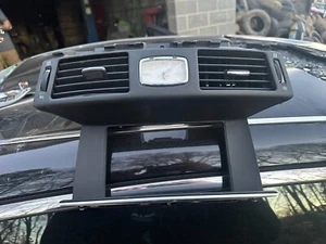 15-19 INFINITI Q70 FABRICANTE DE EQUIPOS ORIGINALES BISEL PANEL DE TABLERO DELANTERO CENTRAL CON RESPIRADEROS Y RELOJ - Imagen 1 de 4