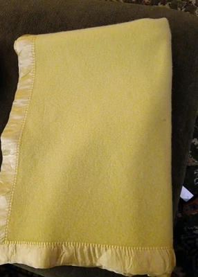 Manta de bebé de lana North Star amarilla satinada 54" x 40" ropa de cama retro de colección Foto 1 de 4