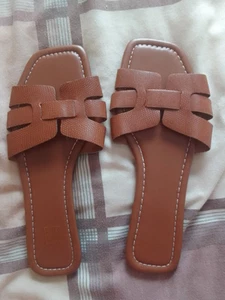 Brandneu ohne Karton braune Kunstleder-Flats/Pantoletten/Sommer-Sandalen ─ Größe 8 - Bild 1 von 3
