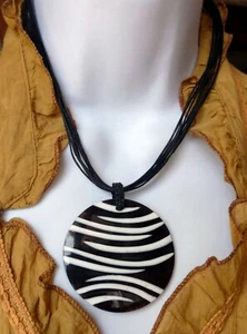 Collier ethnique Africain en nacre noir et blanc motif zèbre bijou tendance - Imagen 1 de 4