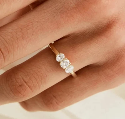 Hermoso anillo de tres piedras de 1,05 quilates con diamantes cultivados en laboratorio de corte ovalado en oro amarillo de 10 quilates Foto 1 de 4