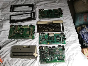 4 x Atari 8bit computer motherboards spares+ 600xl top casing&Keyboard,etc- READ - Afbeelding 1 van 23
