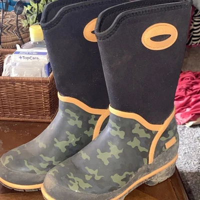 Western Chief Camo Neoprene Mid Calf Waterproof Boys Size 2 Worn A Couple Times  - Image 1 of 4
