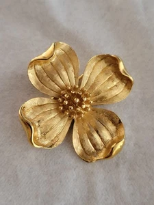 Crown Trifari Gold Tone Dogwood Brooch In Beautiful Condition 1.5” Vintage Pin - Picture 1 of 6