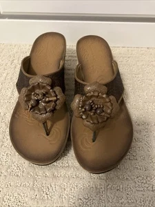 Clarks Wedge Flip Flops Size 7.5 Cork Thongs Brown Raffia Beaded Flower Womens - Picture 1 of 8