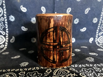 Candelabro Bradford Pera Madera Quemada con un Símbolo Protector Foto 1 de 4