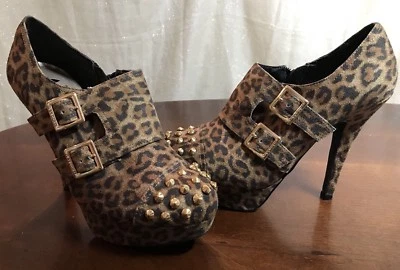 G by GUESS, tamanho 6,5M, GGVARIAN-T, salto agulha com estampa de animais, com tachas douradas nos dedos dos pés. - Imagem 1 de 4