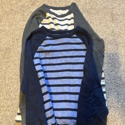 Lote de 2 camisas de manga larga a rayas para niños talla M. Foto 1 de 3