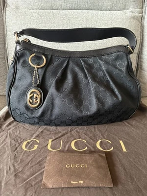 Bolso de hombro Gucci negro Sukey Hobo de lona con monograma Foto 1 de 4
