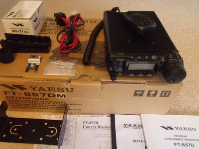 YAESU FT-857DM HF VHF UHF All Mode Transceiver mit Mikrofon Handbetrieb... - Bild 1 von 4