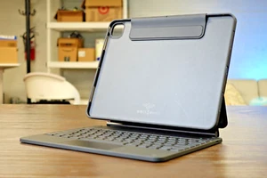 ESR Magnetic BT Keyboard Folio Case für iPad Pro 13 Zoll 2024 - Schwarz - Bild 1 von 10