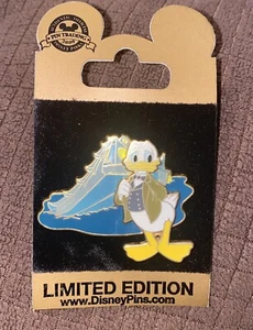 DISNEY 2009 20.000 LEAGUES UNDER THE SEA GOLD CARD DONALD DUCK PIN - LE of 1500 - Picture 1 of 2