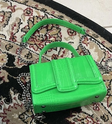 Mini Bandolera Zara Neón Cocodrilo Repujado Verde Neón  Foto 1 de 2