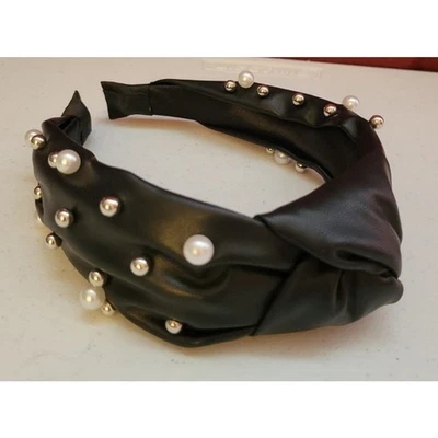Diadema con nudo de cuero vegano sintético con detalles de cuentas en tono perla y plata Foto 1 de 4