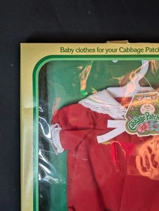 Traje de bebé rojo vintage 1984 Cabbage Patch Kids (caja original) - Imagen 1 de 4