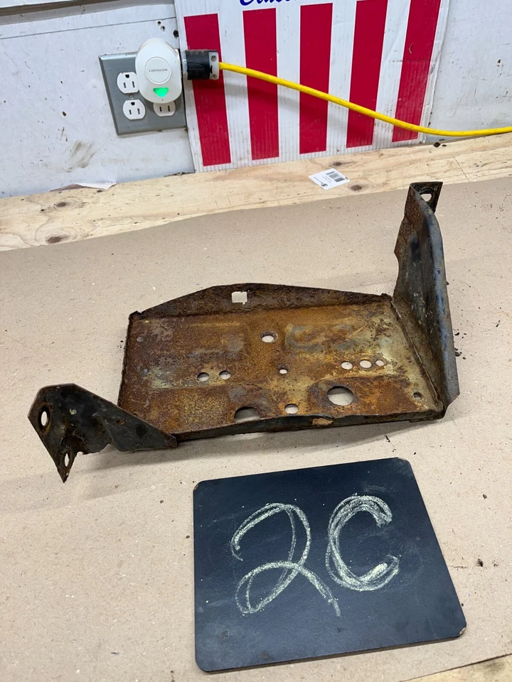 73 74 75 1977 1978 1979 Ford Truck F100 F150 F250 bandeja de batería usada forma decente Foto 1 de 4