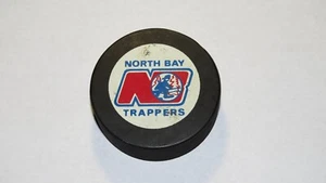 Gioco Vintage North Bay Trappers Usato OHA Ufficiale Viceré Hockey Puck Ontario - Foto 1 di 2