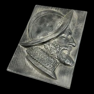Placca in peltro 93/4"x7" "4 libbre 12 oz" conquistatore spagnolo decorazione tono argento - Foto 1 di 8