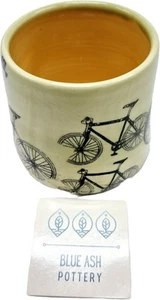 Taza vaso de vino artesanal de cerámica de ceniza azul con temática de bicicleta verde negro - Imagen 1 de 10