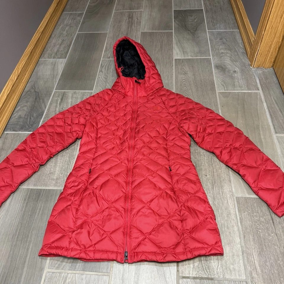 Женская маленькая красная куртка-пуховик с капюшоном The North Face на молнии - Изображение 1 из 4