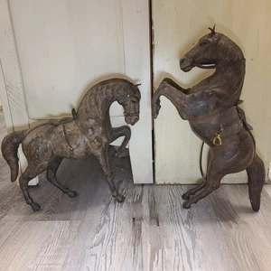 Lote de 2 estatuillas ecuestres de caballos envueltas en cuero - Imagen 1 de 16
