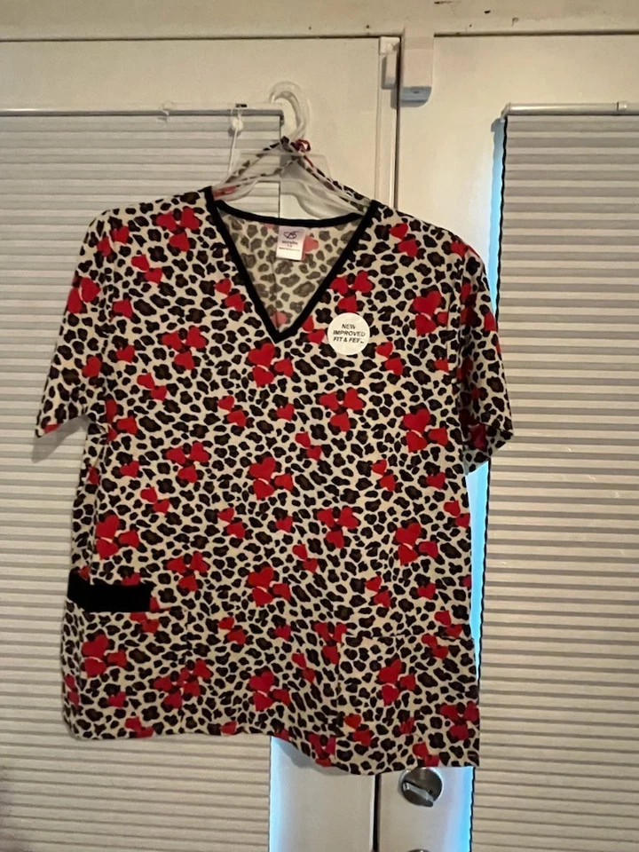 B SCRUBS TOP Cheetah heart WOMENS SIZE 1X COTTON BLEND New - Image 1 of 1