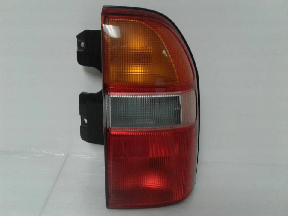 Conjunto de luz trasera derecha usado se adapta a: Chevrolet Tracker 2003 grado derecho A Foto 1 de 4