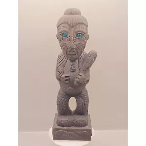 Estatuilla Dale Borland Auckland Nueva Zelanda resina con incrustaciones de piedra maorí TekoTeko - Imagen 1 de 16