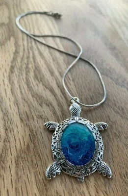 Collar Colgante Tortuga Resina Vertida Artesanal - Pieza de Arte Vida Marítima Océano Azul Foto 1 de 4