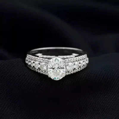 Anillo de compromiso para mujer de diamantes creados en laboratorio de corte ovalado de 3 quilates enchapado en oro blanco de 14 k Foto 1 de 4
