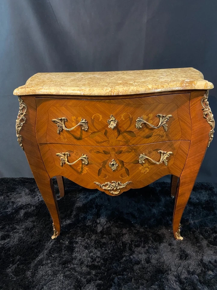 Petite commode toutes faces galbées à décor marqueté et bronze style Louis XV - Photo 1/4