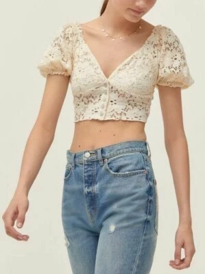 Top corto de encaje Urban Outfitters coqueta cottagecore pradera lechera manga abullonada Foto 1 de 4