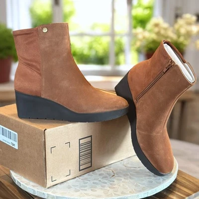 Botines ortopédicos de cuña Vionic Skylar 7 AMPLIOS de gamuza coñac cómodos con cremallera Foto 1 de 4