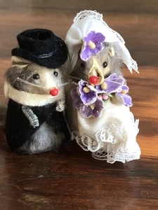 JUGUETES DE PIEL ORIGINALES Ratones Novia y Novio de Colección. Ramo de flores moradas W. Alemania - Imagen 1 de 13