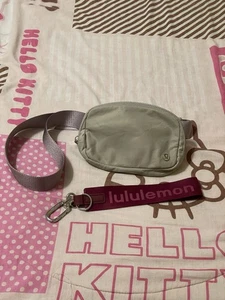 Lululemon Gürteltasche und Never Lost Schlüsselanhänger Konvolut (2 Artikel) - Bild 1 von 8