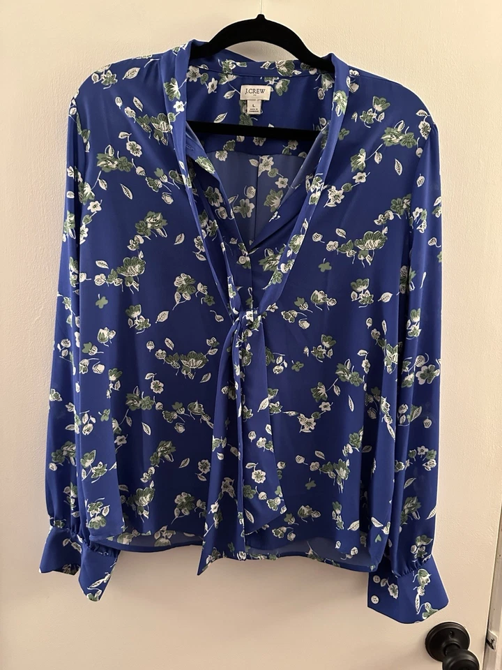 Top J.Crew Azul Floral Cuello Atado Botón Talla Grande Foto 1 de 4