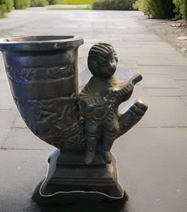 Statua antica in bronzo rame in metallo da collezione "Ragazzo su corno" - Foto 1 di 6