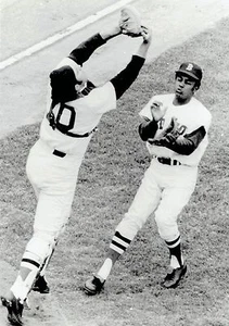 1970 Wire Photo making catch All-Star Boston Red Sox Jerry Moses & Luis Alvarado - Picture 1 of 2