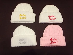Baby gestickte personalisierte Mütze aus Wolle mit Sagen Baby Schwester  - Bild 1 von 11