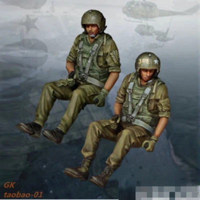 1:35 resin soldiers figures model Vietnam War 2 pilots in the helicopter group - Image 1 of 3