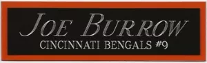 JOE BURROW BENGALS NAMENSCHILD FÜR SIGNIERTEN HELM-FUSSBALL-TRIKOT-FOTO - Bild 1 von 8