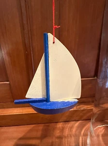 Diseño Cannon Falls, adorno de velero de madera, casco azul, vela blanca... NUEVO - Imagen 1 de 5