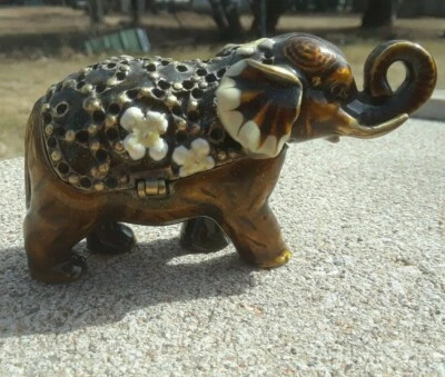 BRONCE O LATÓN ELEFANTE ASIÁTICO CON DETALLES DECORATIVOS APPX. 2" ALTO X 3,5" LARGO Foto 1 de 3