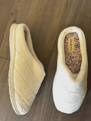 🏷️Zapatillas Mujer Dearfoams – Crema – Talla Grande (9–10)- USADAS SIN CAJA Foto 1 de 4