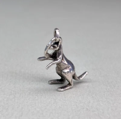 CIONDOLO CHARM VINTAGE MICROFUSIONE ARGENTO MARCHIATO CANGURO ITALY ANNI 60 70 - Immagine 1 di 4