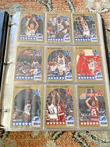1990-91 NBA Hoops Basketball Set im Binder - 329 Stück - Bild 1 von 12