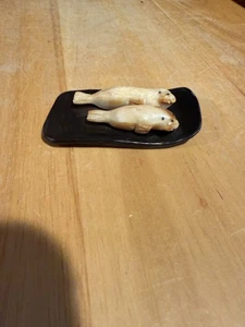 2 TRICHECHI INTAGLIATI A MANO FIRMATI DALL'ARTISTA ROBERT APATIKI 2,5" X 1,5" - Foto 1 di 5